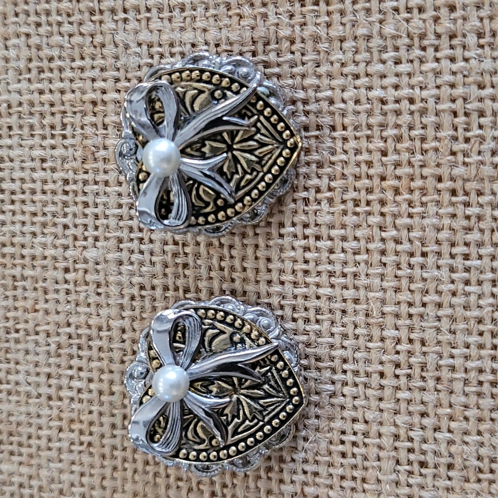 GUC Tidings of Love Heart Earrings